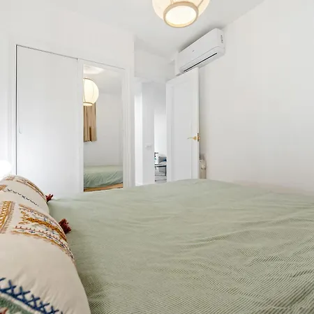 Apartment Front De