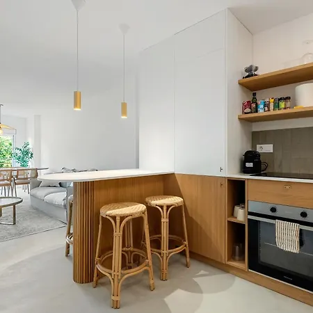 Apartment Front De